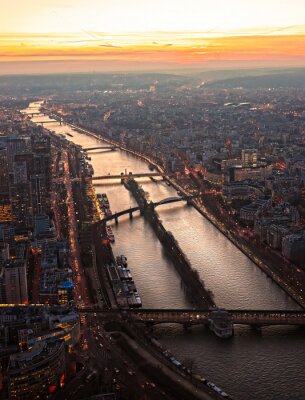 Skyline van een rivier in Parijs