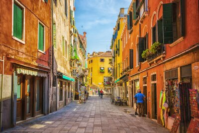 Fotobehang Smal kanaal onder oude kleurrijke bakstenen huizen in Venetië