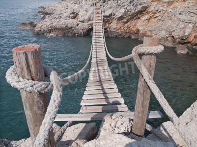 Fotobehang Smalle hangbrug over de zee