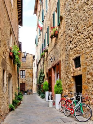 Smalle kleine stad rijstrook in Pienza, Toscane, Italië met fietsen