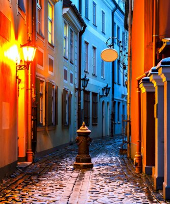 Smalle middeleeuwse straat in de oude stad Riga
