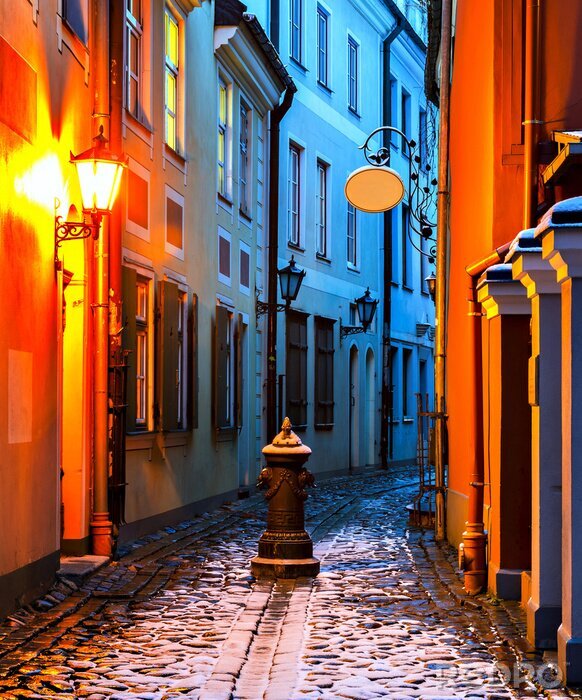 Fotobehang Smalle middeleeuwse straat in de oude stad Riga