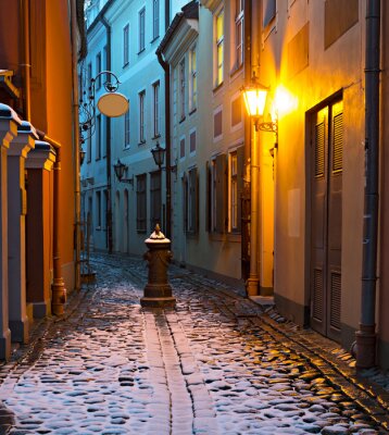 Smalle middeleeuwse straat in de oude stad van Riga, Letland.