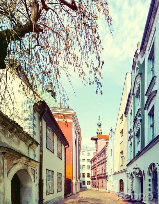 Fotobehang Smalle middeleeuwse straat in de oude stad van Riga, Letland