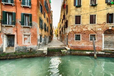 Fotobehang Smalle straat en kanaal in Venetië, Italië