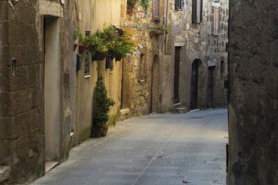 Smalle straat en stenen oude gebouwen in Toscane