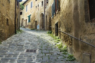 Smalle straat gaan in een heuvel stad van Toscane