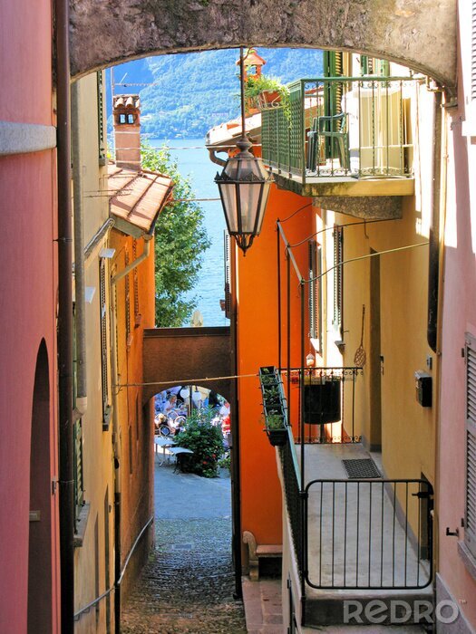 Fotobehang Smalle straat van Varenna stad aan het meer Como, Italië