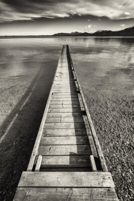 Fotobehang Smalle zwart-witte brug