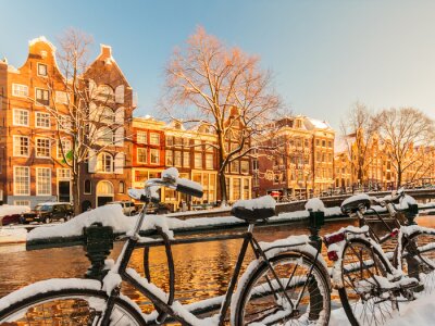 Fotobehang Sneeuw op de fietsen in Amsterdam