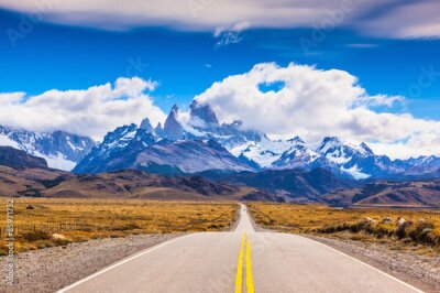 Fotobehang Snelweg met hoge bergen op de achtergrond