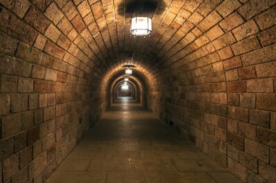 Fotobehang Sombere bakstenen tunnel