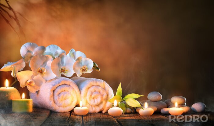 Fotobehang Spa - Paar Handdoeken met kaarsen en orchidee voor Natural Massage