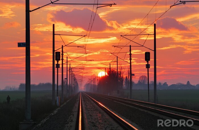 Fotobehang Sporen zonder treinen bij zonsondergang