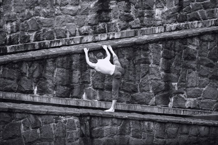 Fotobehang Sport acrobatiek aan de muur
