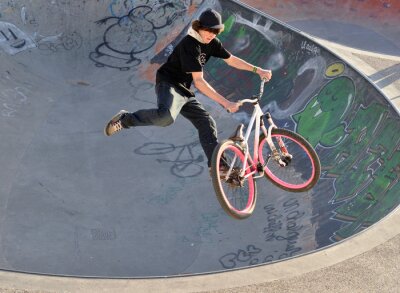 Fotobehang Sportieve stunts op een bmx
