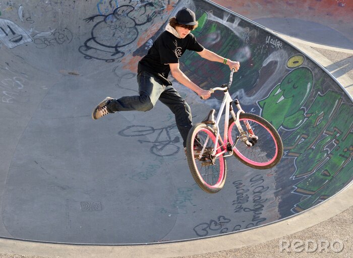 Fotobehang Sportieve stunts op een bmx
