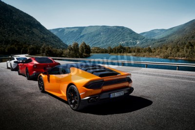 Fotobehang Sportwagens tegen de achtergrond van de Noorse bergen