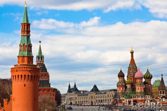Fotobehang St. Basil's Cathedral op het Rode Plein en het Kremlin torens in Moskou