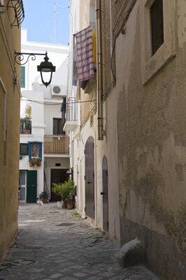 Fotobehang Steeg in Monopoli Oldtown. Apulië.