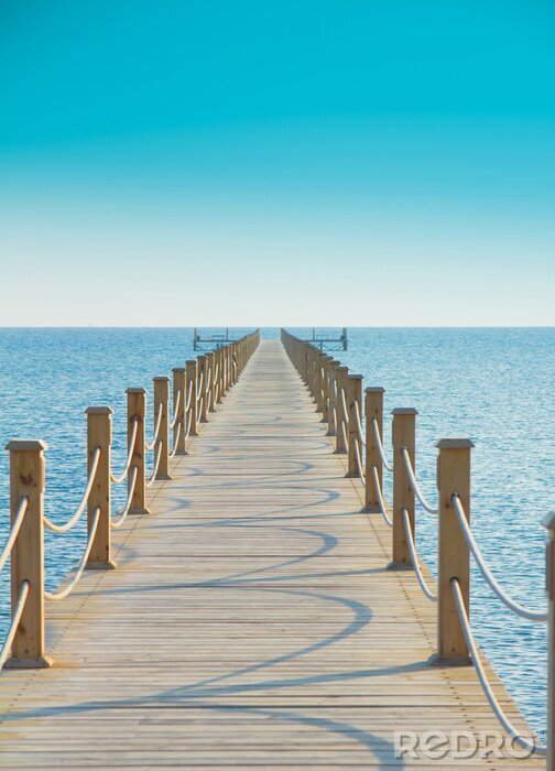 Fotobehang Steiger boven een azuurblauwe zee