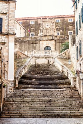 Steile trappen en smalle straat in de oude binnenstad van Dubrovnik