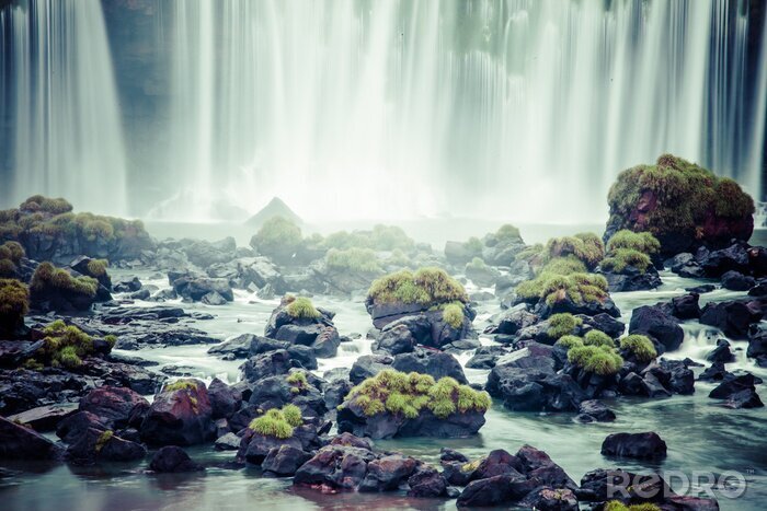 Fotobehang Stenen bij een waterval