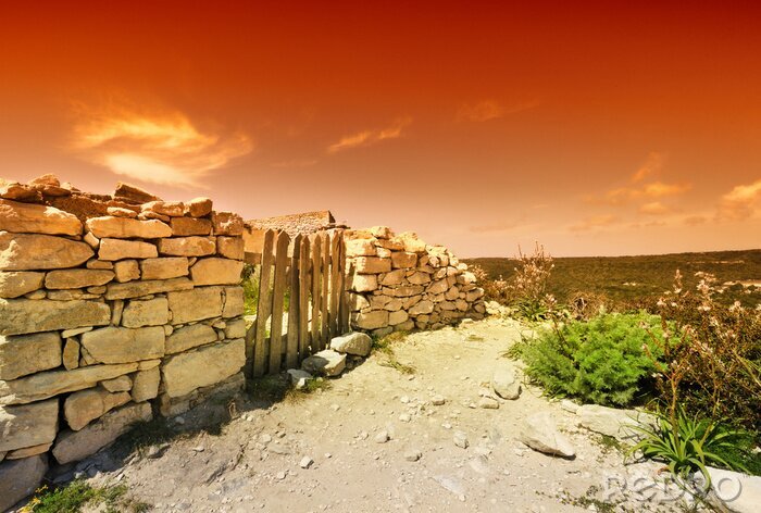 Fotobehang Stenen hek tegen de lucht