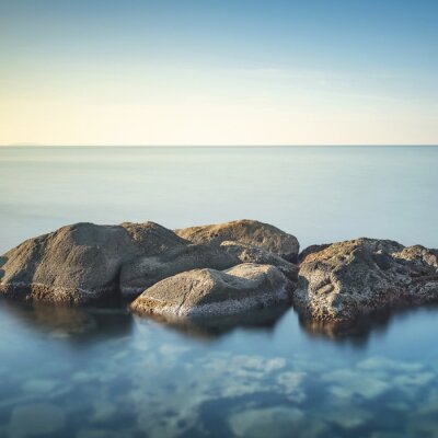 Fotobehang Stenen in een kalme zee