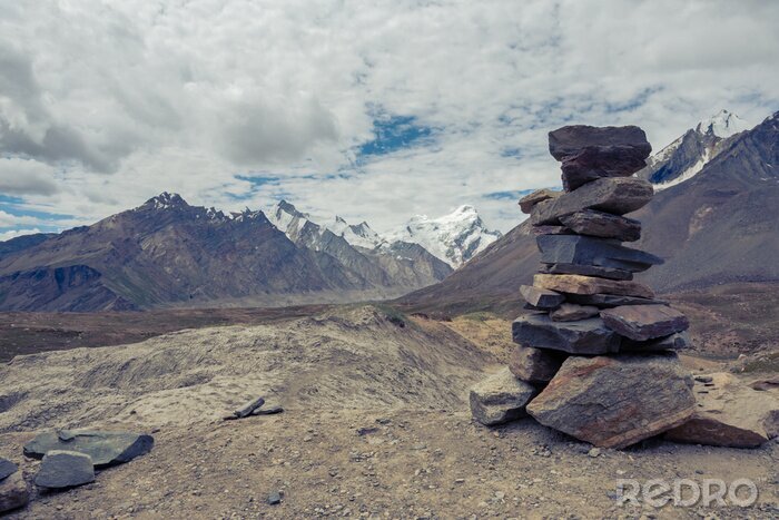 Fotobehang Stenen op een bergachtergrond
