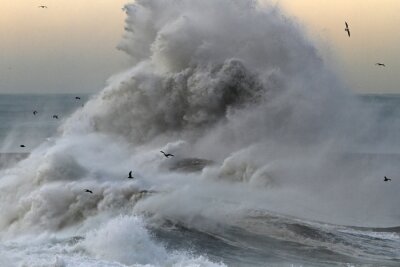 Fotobehang Stormachtige golven bij de zee