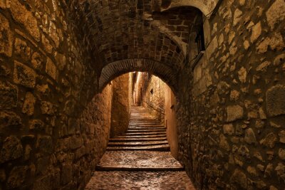 Fotobehang Straat in de oude binnenstad van Girona by Night in Catalonië, Spanje