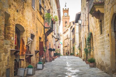 Fotobehang Straat in de oude middeleeuwse stad in Toscane, Pienza.
