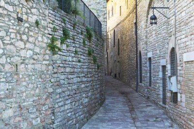 Straat met hoge stenen muren in Toscane