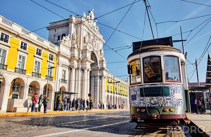Fotobehang Straat met tram in Lissabon
