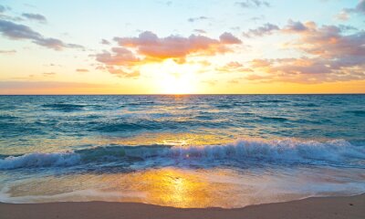 Fotobehang Strand bij zonsondergang met uitzicht op de oceaan