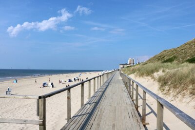 Fotobehang Strand duinen en een houten pier