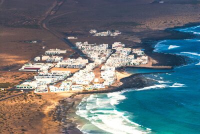 Strand en stad op de Canarische Eilanden