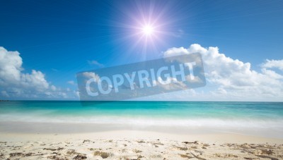 Fotobehang Strand en volle zon over de zee