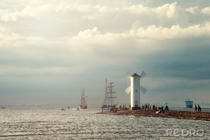 Fotobehang Strand en windmolen op een pier