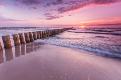 Fotobehang Strand met golven en paarse lucht