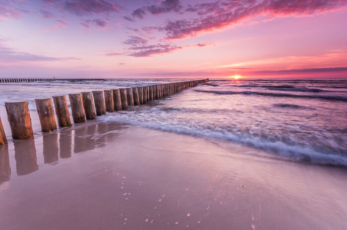 Fotobehang Strand met golven en paarse lucht