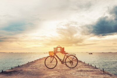 Fotobehang Strand met pier en fiets