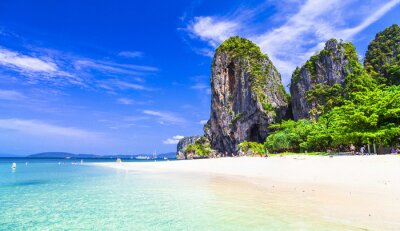 Fotobehang Strand naast de bergen in Thailand