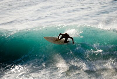 Surfer op azuurblauw water