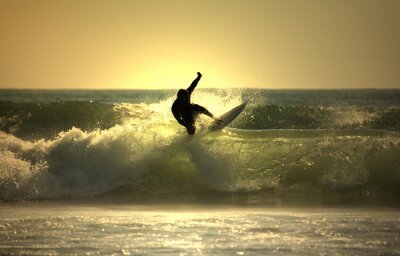 Surfer op zachte golven