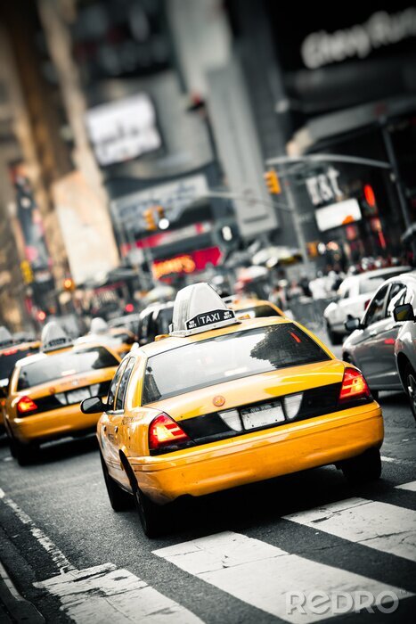 Fotobehang Taxi's en reclame op de achtergrond