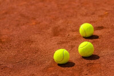 Tennisballen op gravel