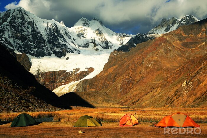 Fotobehang Tenten bij rotsachtige bergen