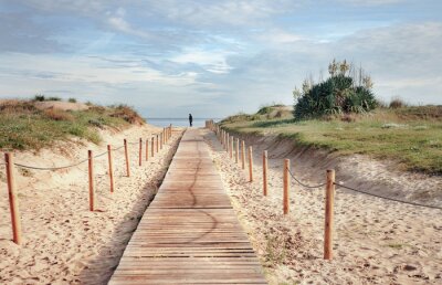 Fotobehang Toegang tot het strand over een houten promenade